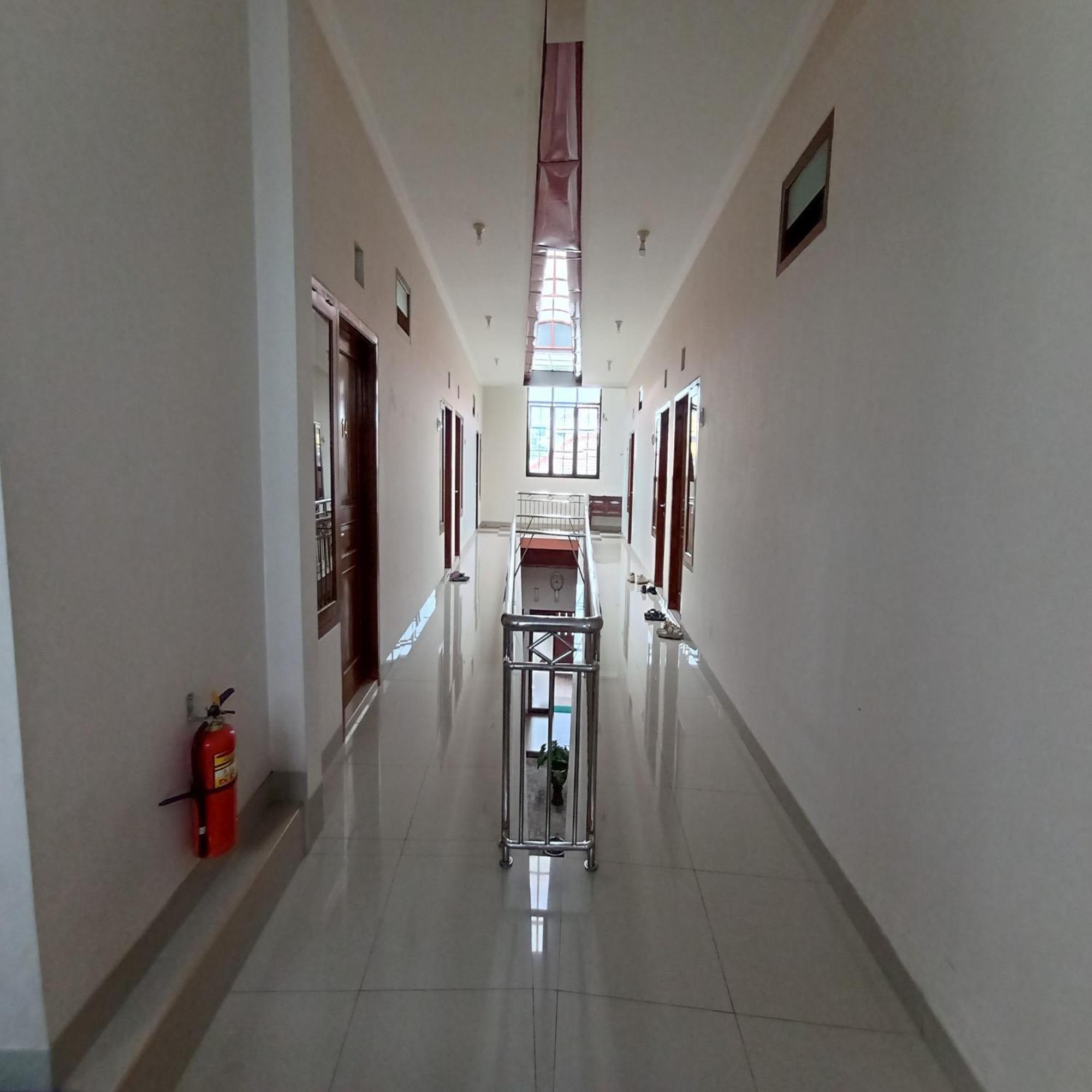 Reddoorz At Syariah House Purwokerto Hotel Exterior foto