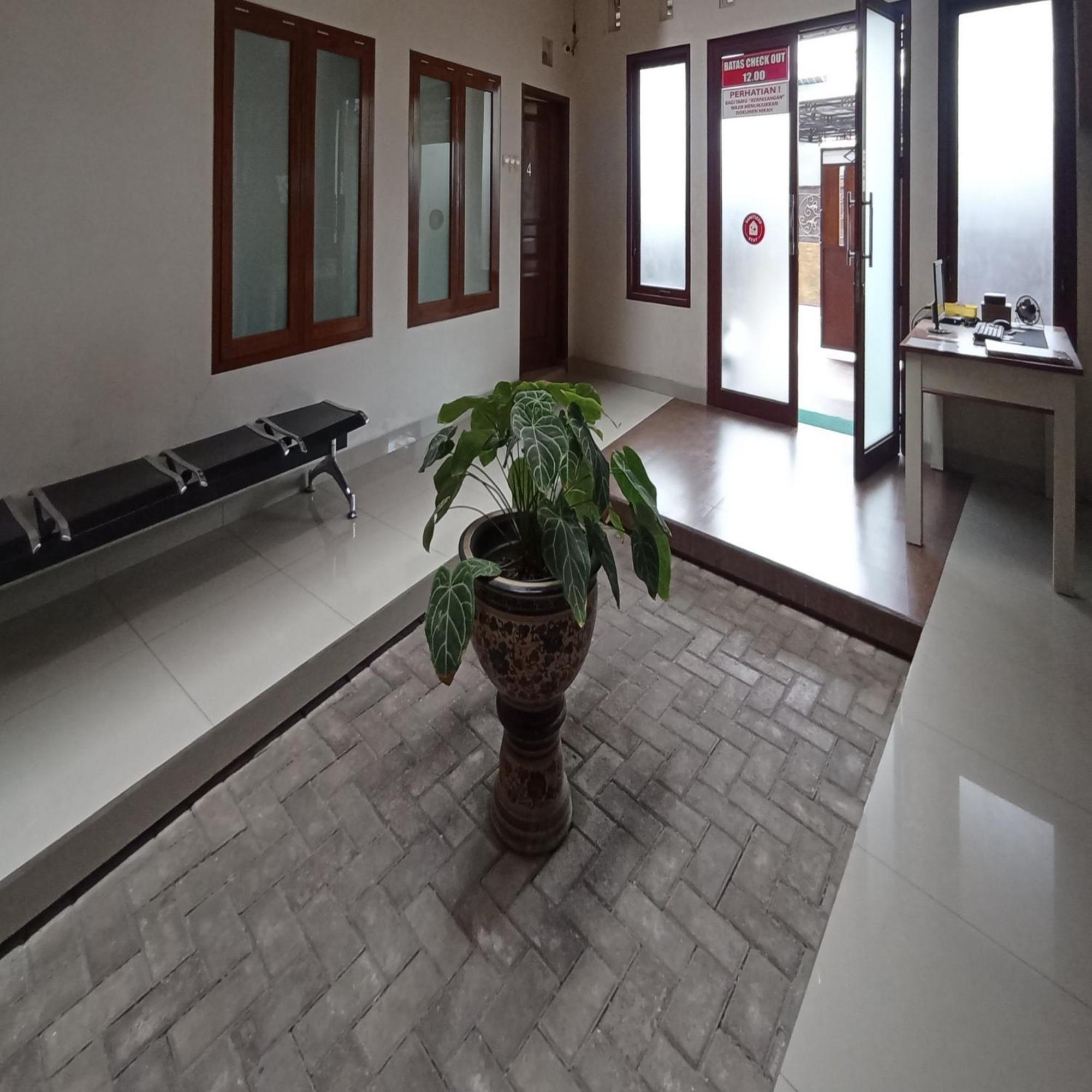 Reddoorz At Syariah House Purwokerto Hotel Exterior foto
